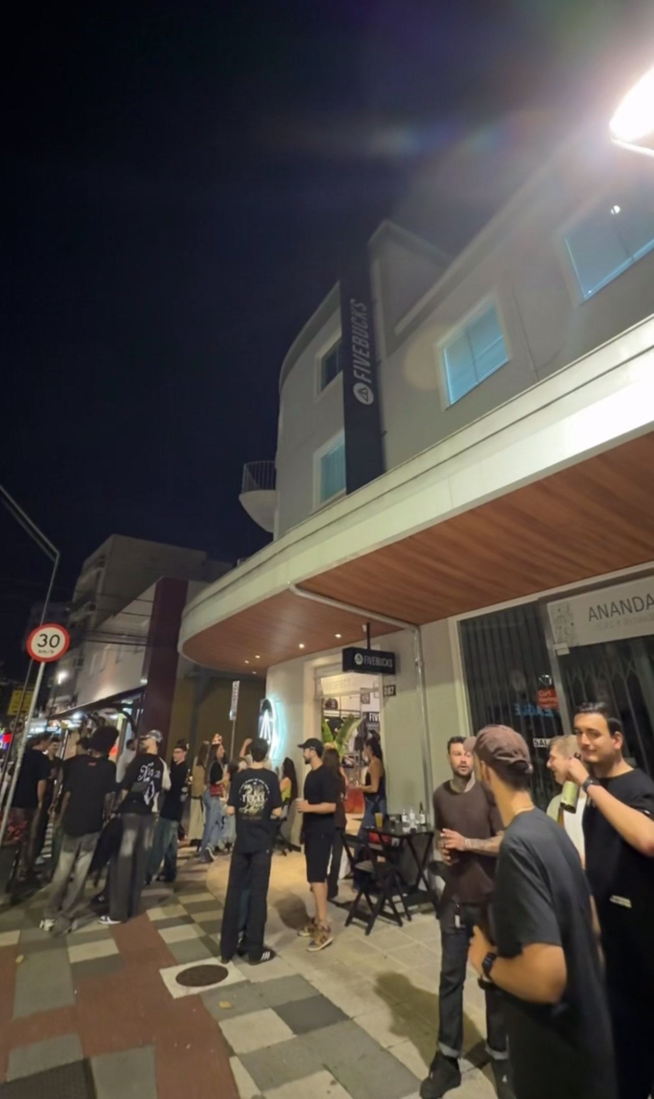Fachada da Fivebucks durante a comemoração de 15 anos
