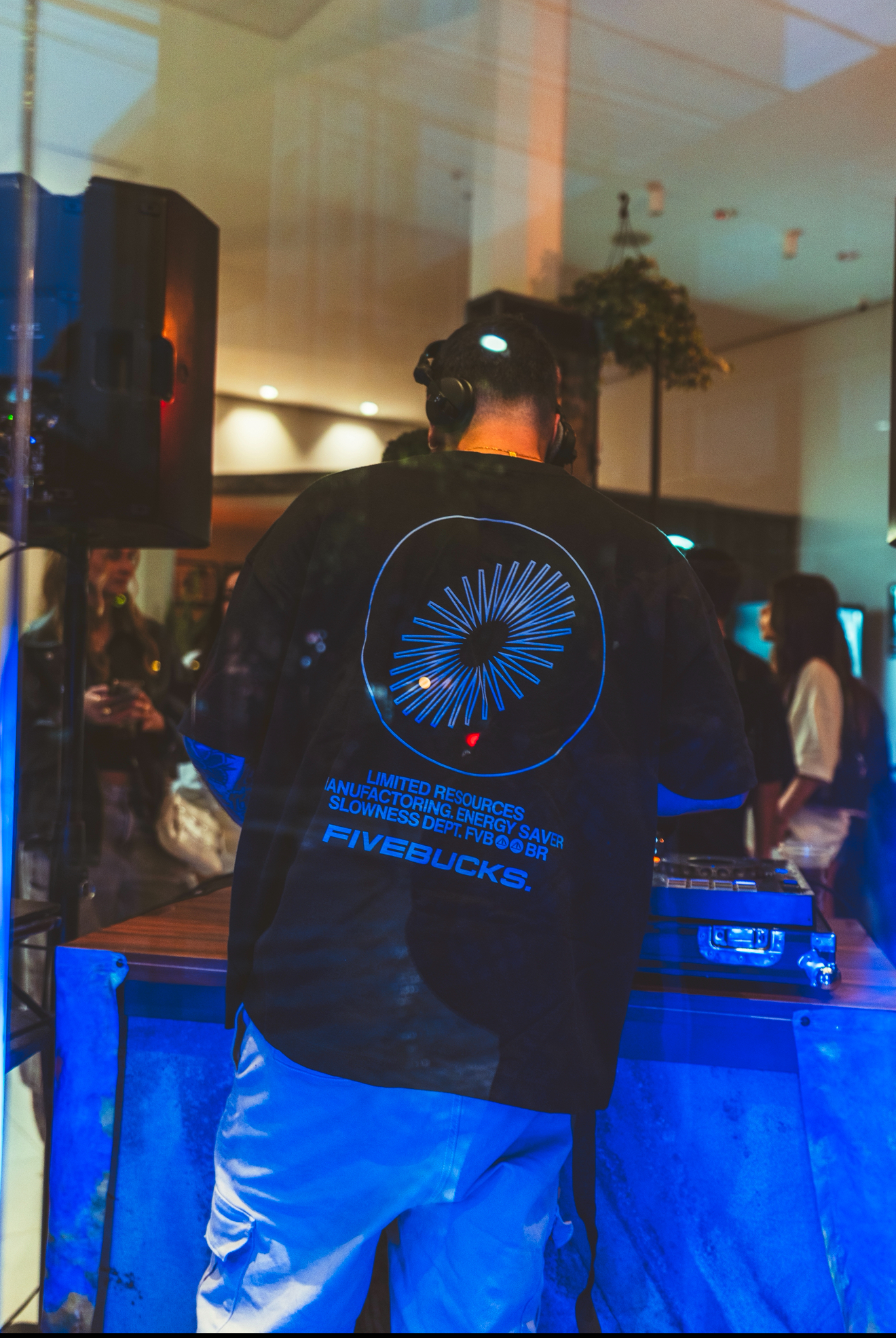 Camiseta Fivebucks em destaque durante a festa de 15 anos