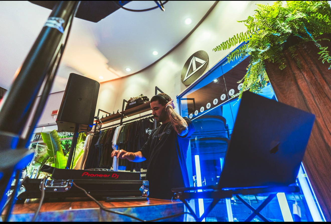 DJ tocando na loja Fivebucks durante a festa de 15 anos