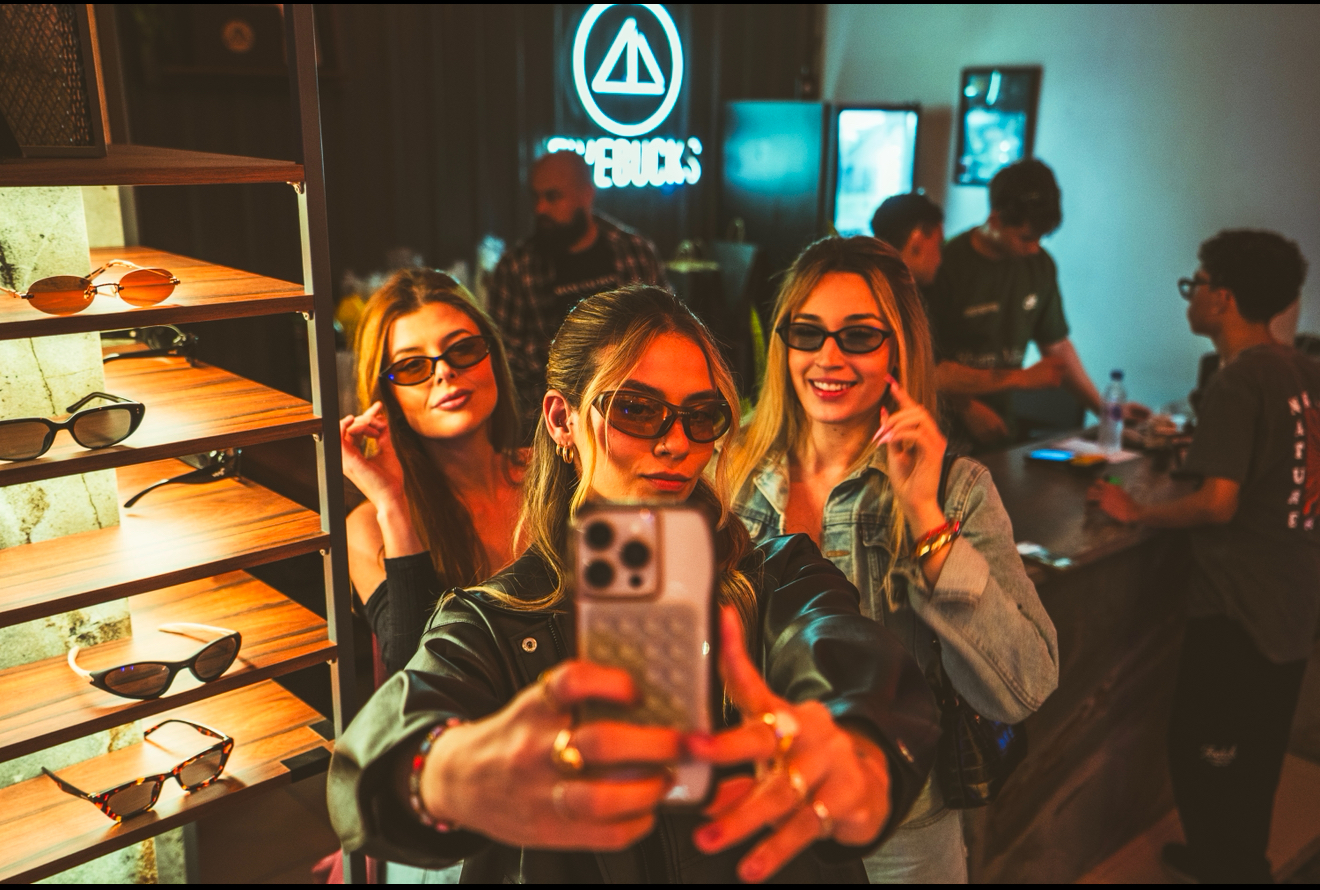 Público e DJs durante a festa de 15 anos da Fivebucks