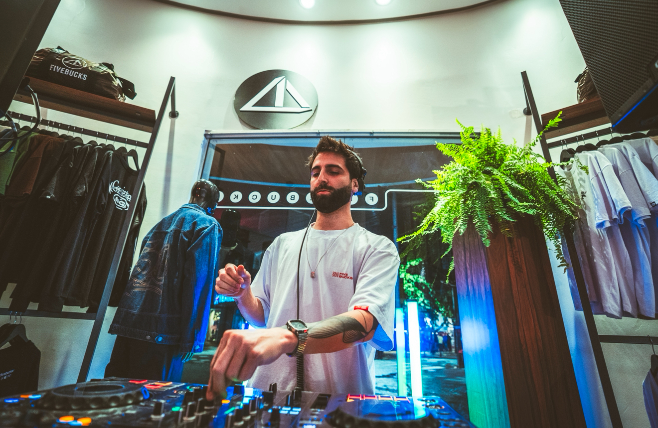 DJ em apresentação na Fivebucks