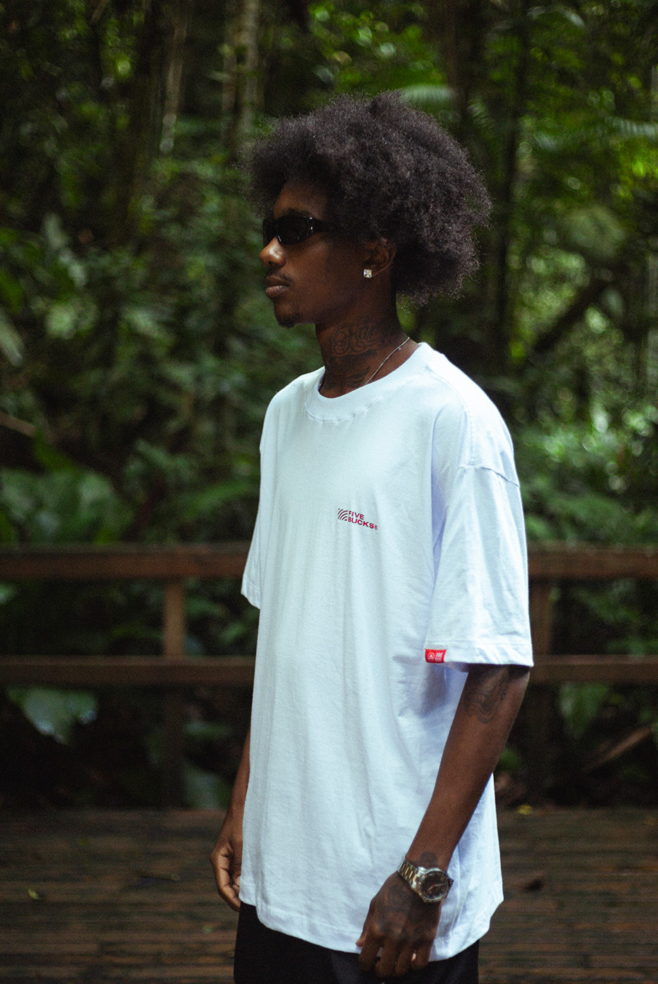 Camiseta oversized One Step Growing Club em uso