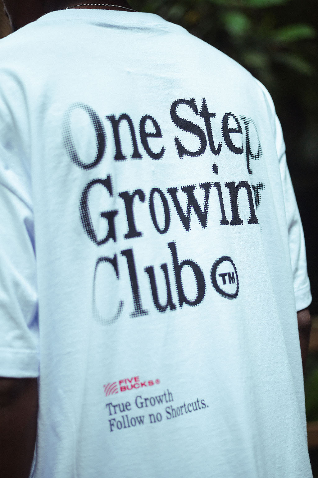 Detalhe da estampa traseira One Step Growing Club