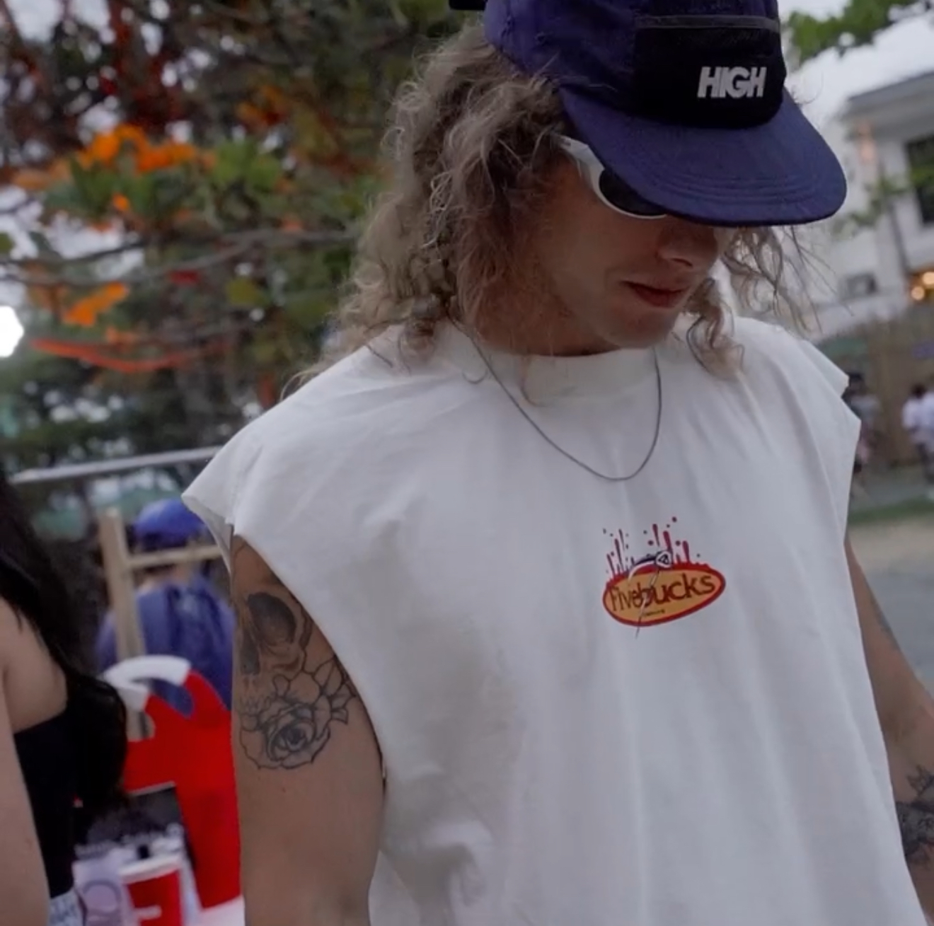 Kust com boné HIGH e camiseta Fivebucks no estande do SEAS 10 anos