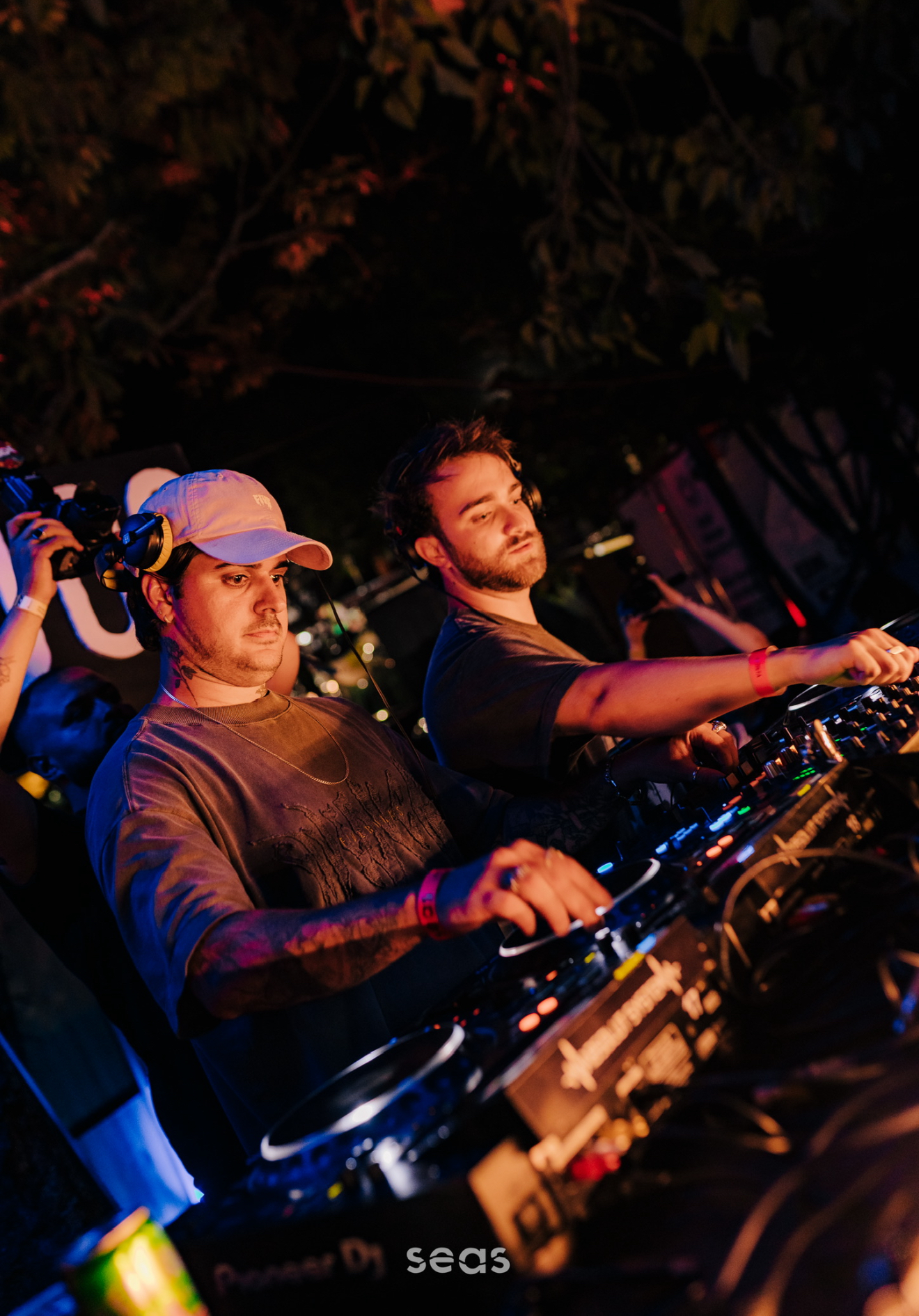 DJs no estande da Fivebucks durante a noite do SEAS 10 anos